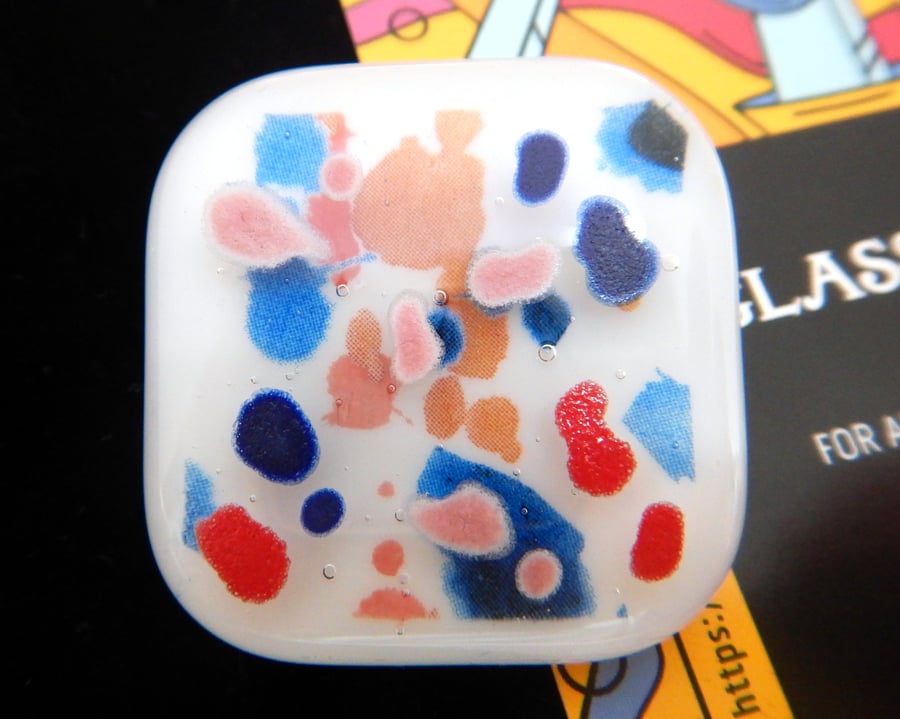 HANDMADE FUSED DICHROIC GLASS 'SPLATTER' BROOCH.