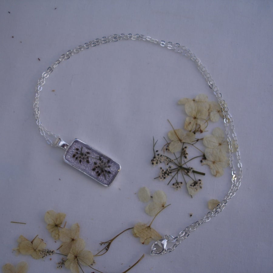 garden & hedgerows resin pendant