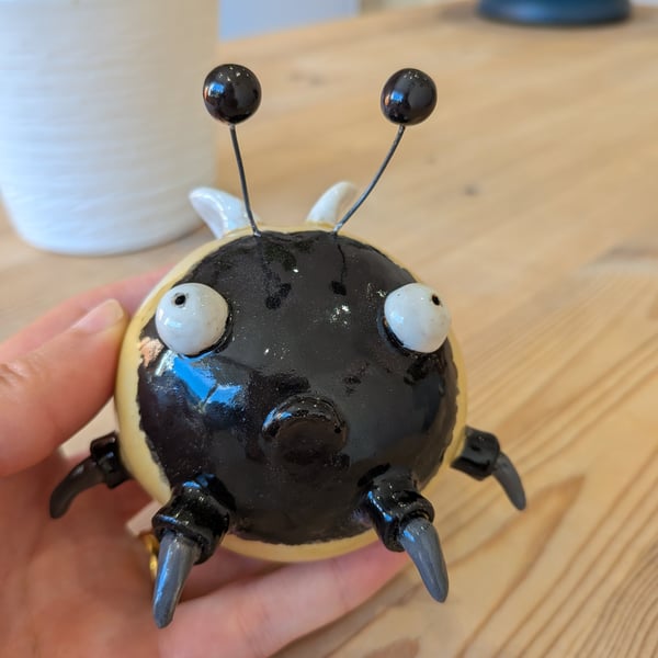 Ceramic bee - Billie Jean Sting 