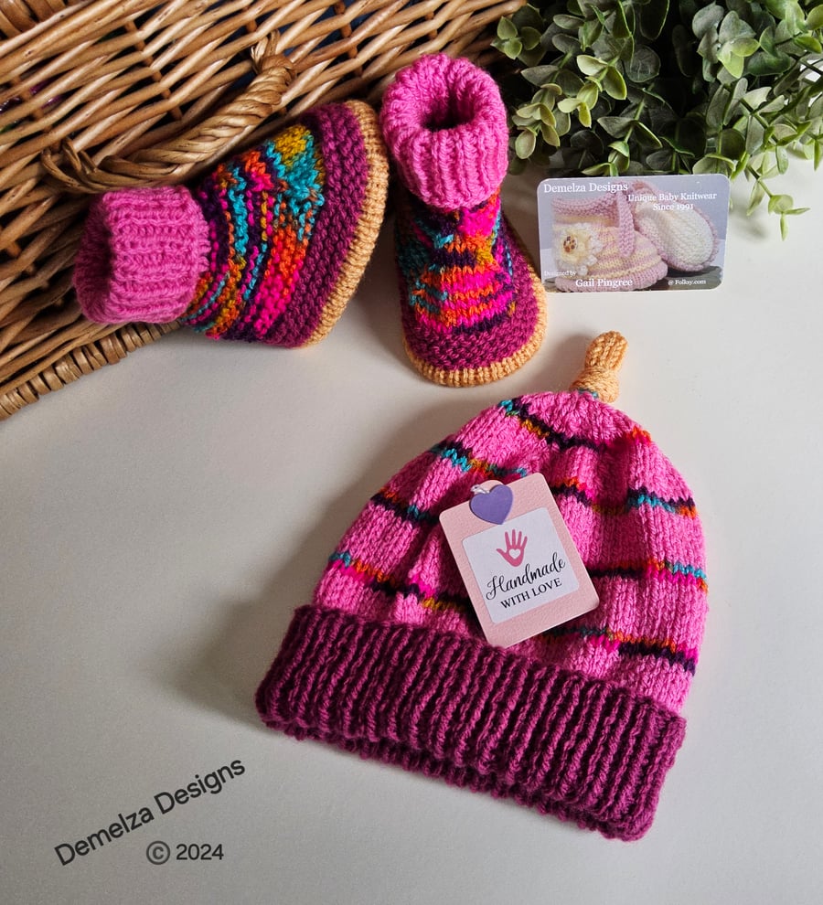 Designer Hand Knitted Baby Girl's Hat & Booties Set  0-6 months size