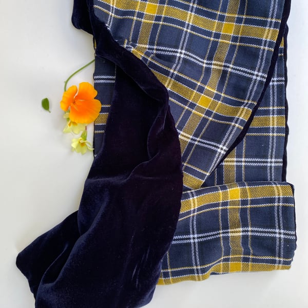 Warm, soft tartan scarf with a velvet lining