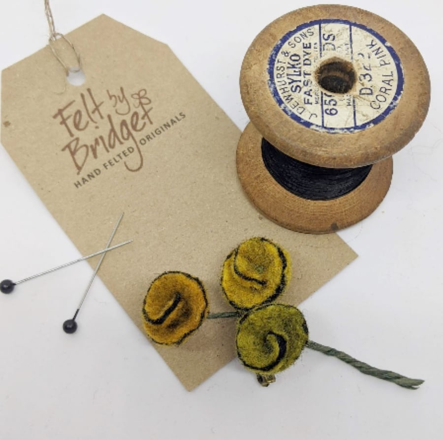 Small felted flowers posy brooch in shades of yellow - vintage inspired