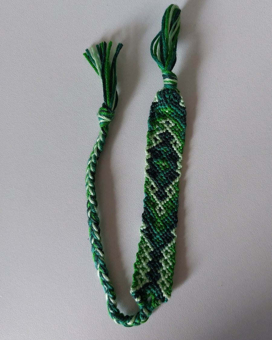 Handmade Diamond Pattern Friendship Bracelet – Forest Green – Adjustable Tie