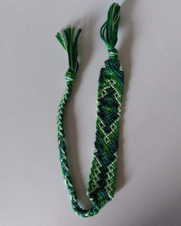 Handmade Diamond Pattern Friendship Bracelet – Forest Green – Adjustable Tie