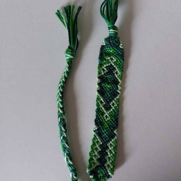Handmade Diamond Pattern Friendship Bracelet – Forest Green – Adjustable Tie