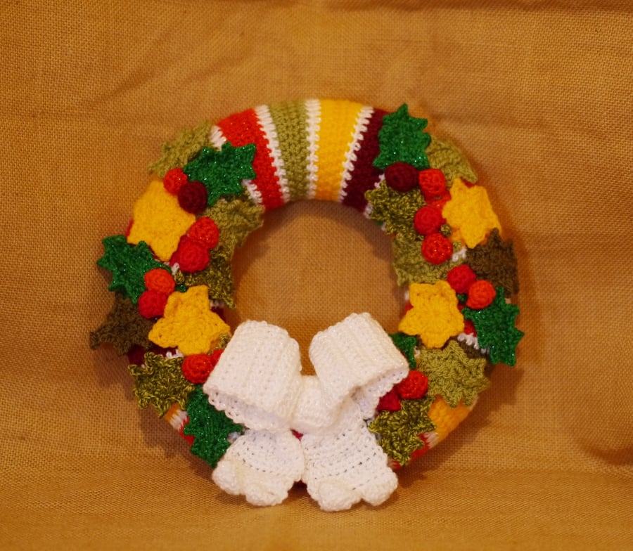 Jolly Holly Crochet Wreath, Holly, berries, stars, bow. sparkle 