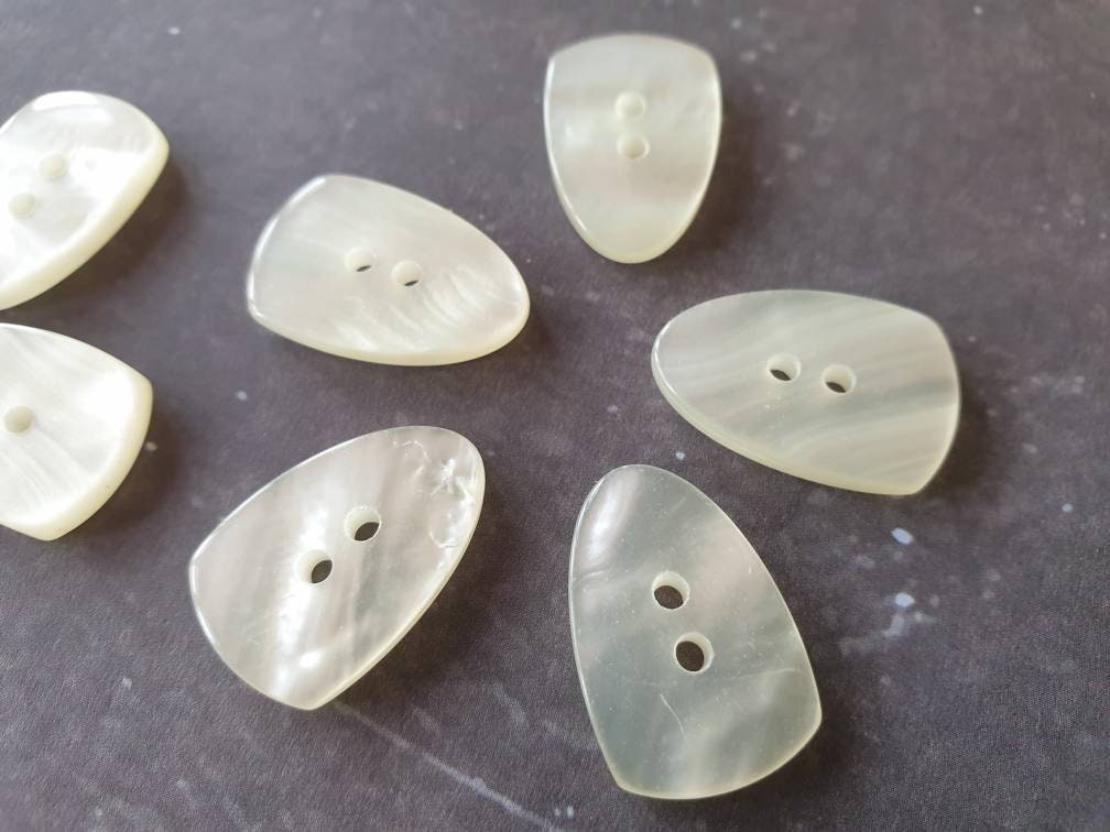 78" 22.4mm 36L Rare Fingernail shaped Buttons