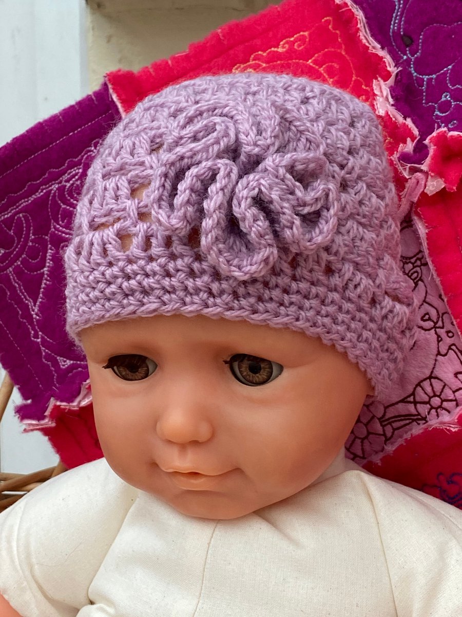 Light and Airy Pull-on Hat for Babies or Dolls.