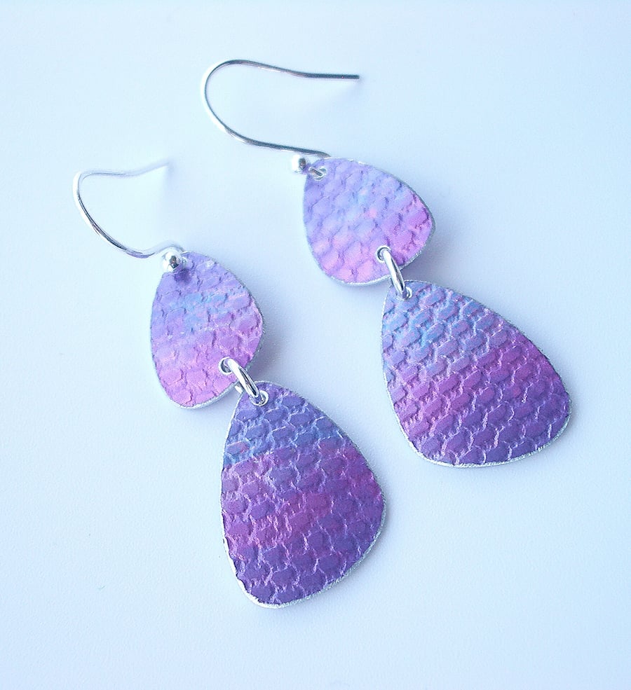 Pebble shaped mid century style drop earrings in purple and pink