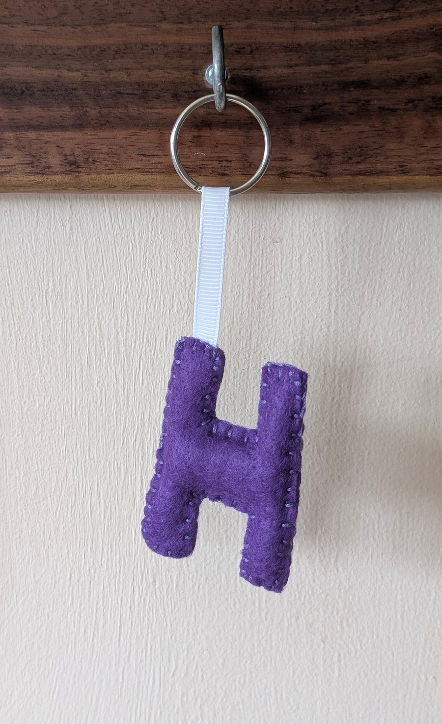 Handmade felt alphabet letter keyring H
