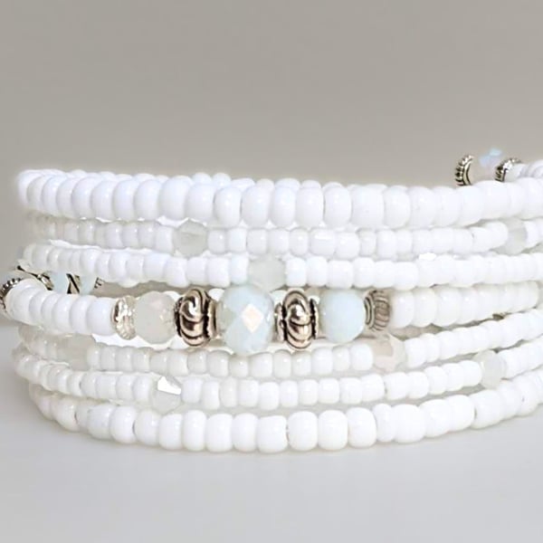 Memory Wire Seed Beaded Bracelet in White and Silver, Summer Bracelet