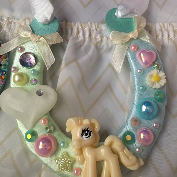 Pack of 2 very sparkly hanging decorations 