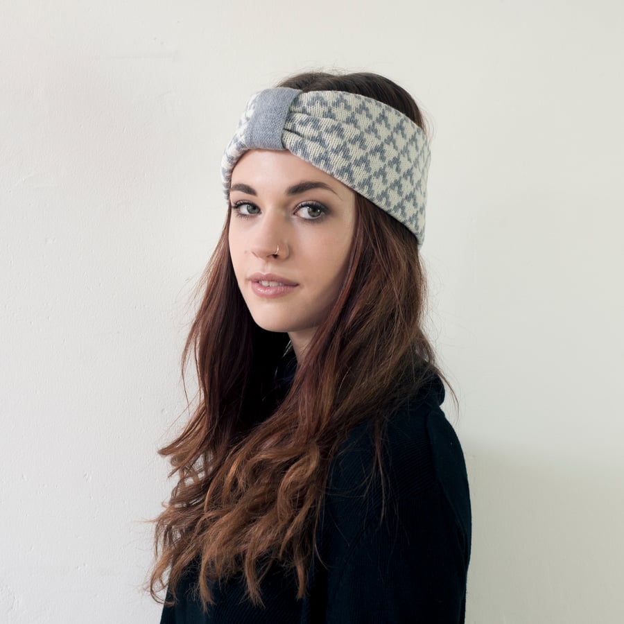 Arrow knitted headband - grey and white