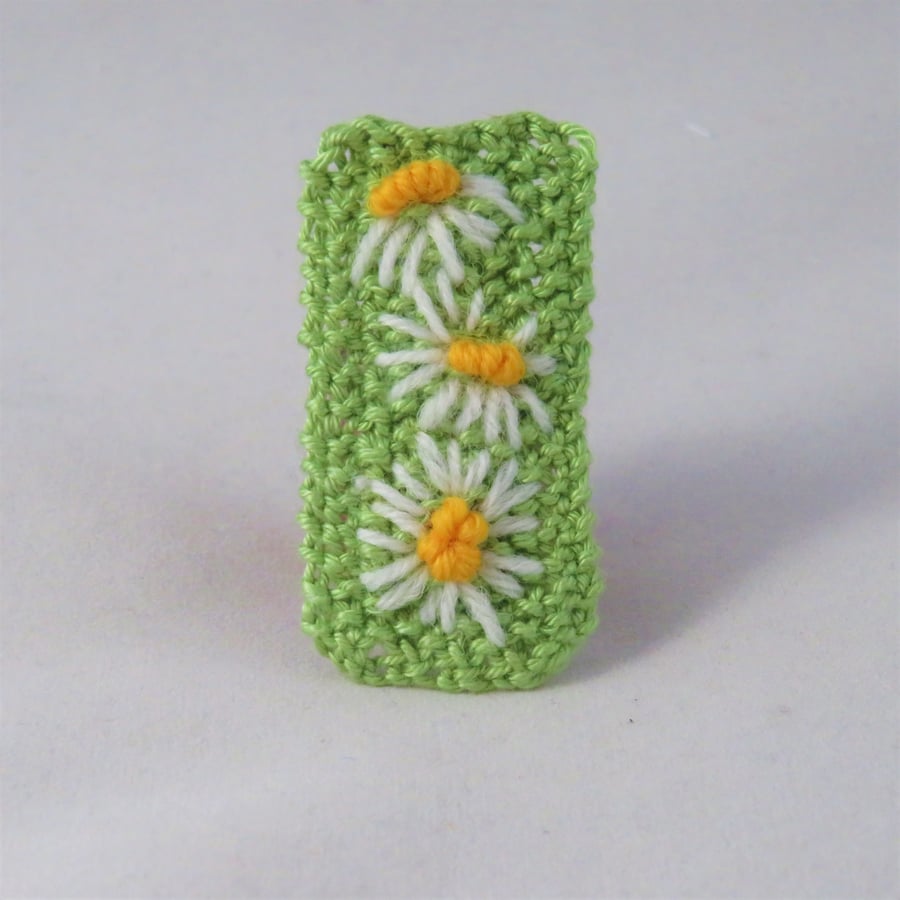 SALE Brooch - Daisies - Embroidered and knitted brooch