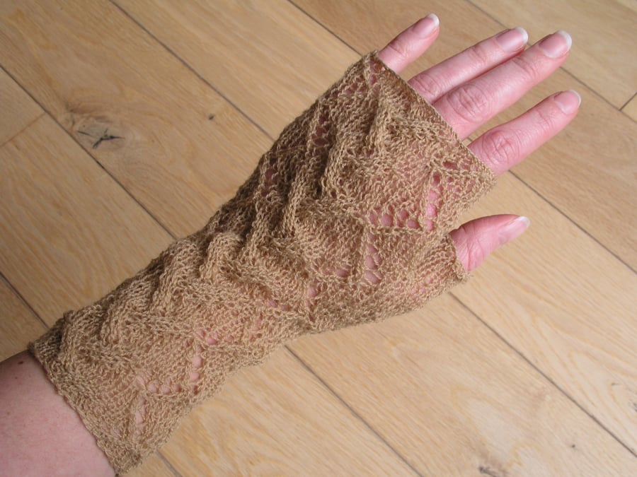  Lace fingerless gloves