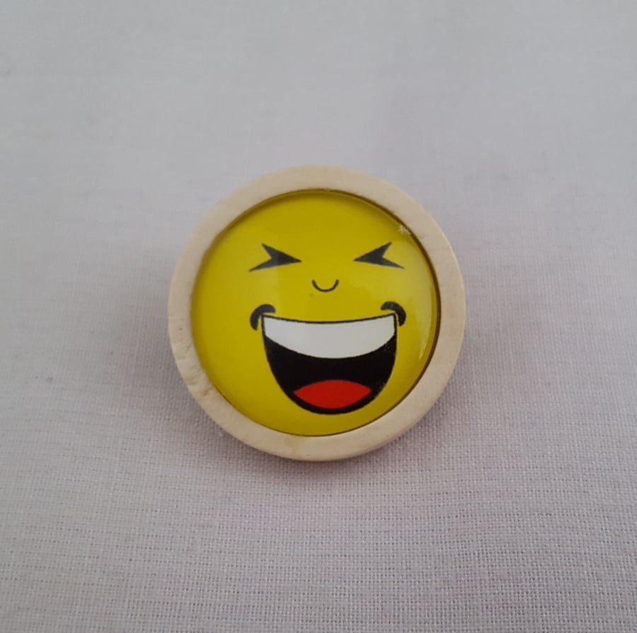 Yellow emoji brooch 004