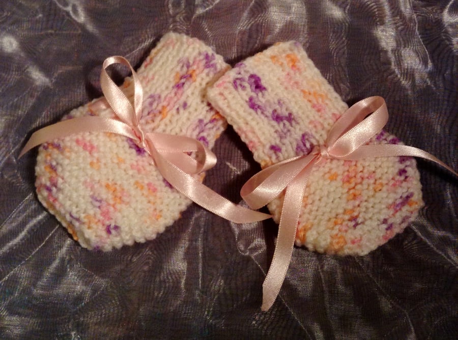 Little spotty knitted baby mittens