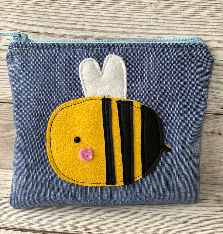 Bee Purse, Mini Purse, Zip Purse, Mini Pouch, Appliqué Bee Purse, Zip Pouch