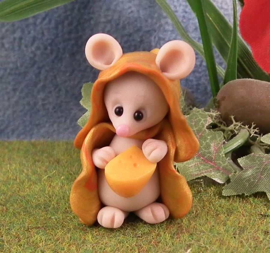 Spring Sale ... Downland Mouse 'Abbi' with cheese OOAK Sculpt Ann Galvin