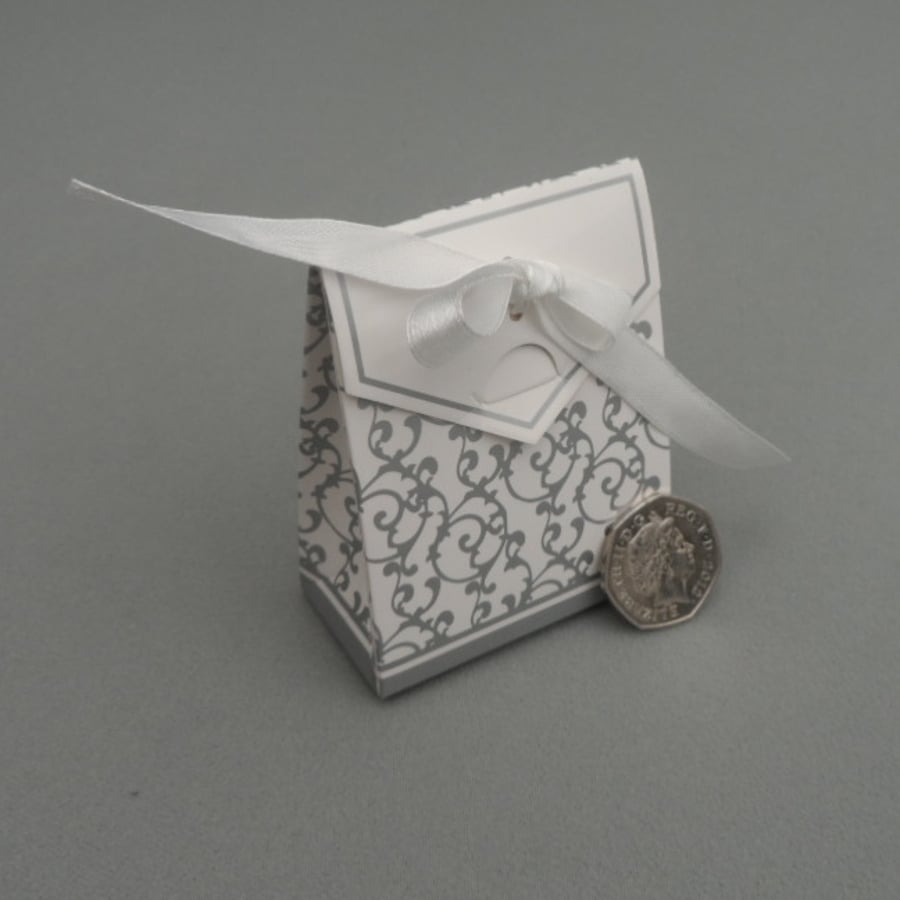 Pack of 10 small silver gift boxes or pouches