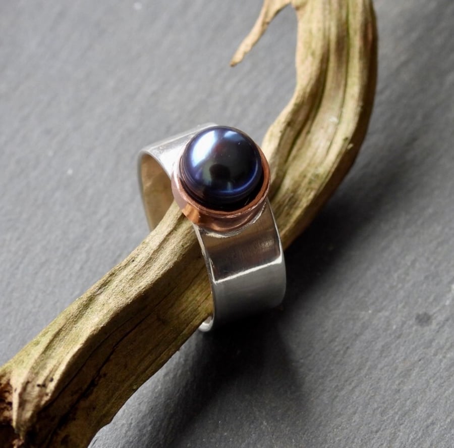 Pearl ring in mixed metal, silver and copper.