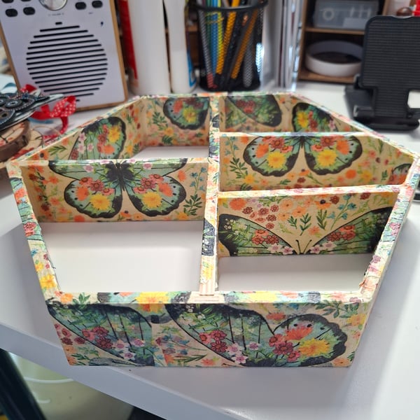 Hexagonal small decoupage shelf with multi sectikns