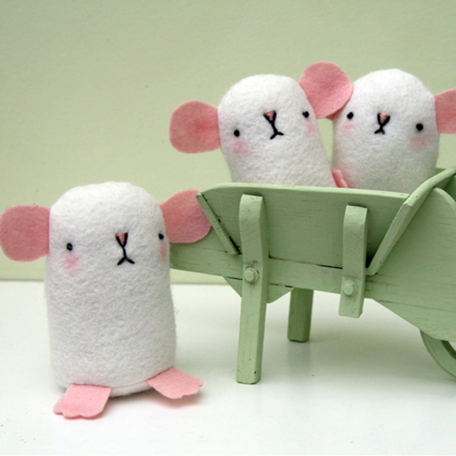 Sweet little wool felt mouse mama and babies 