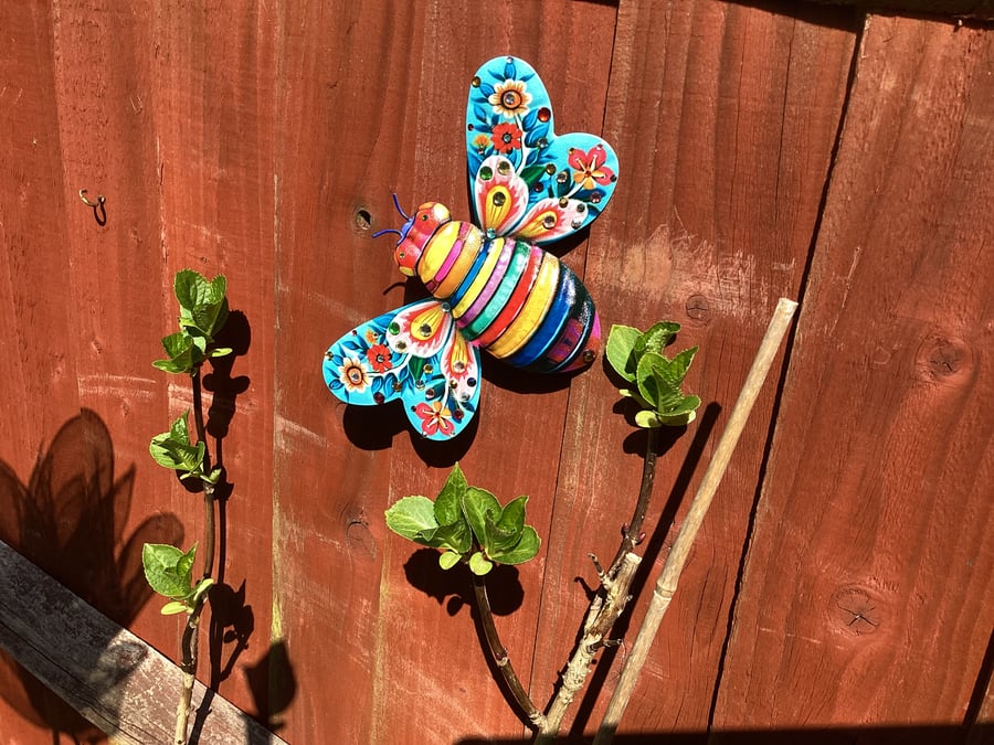 Metal wall garden bee decoration 