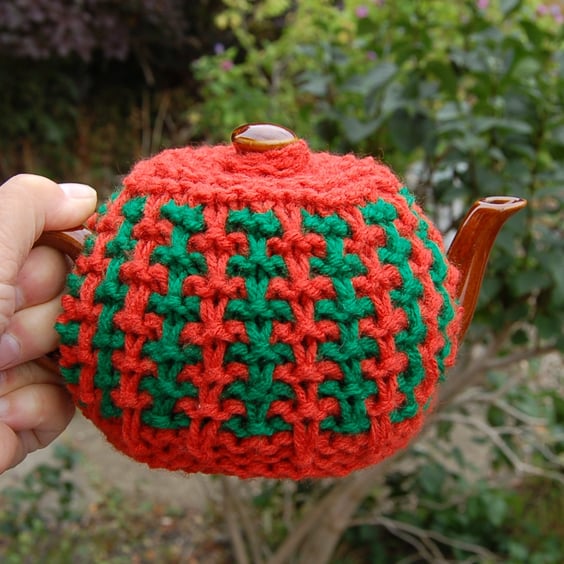  Tea cosy - hand knitted in a orange and green, one cup size - pumpkin