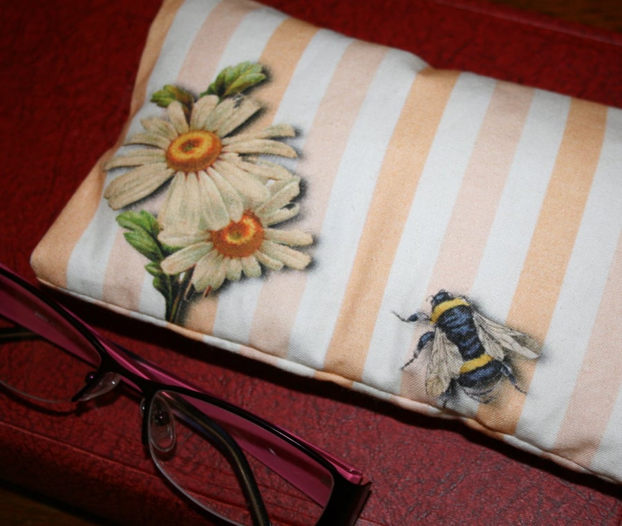 Bee and daisy glasses case