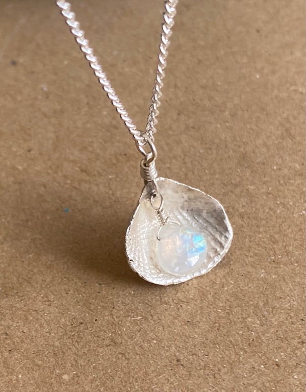 Silver shell necklace with Rainbow Moonstone briolette