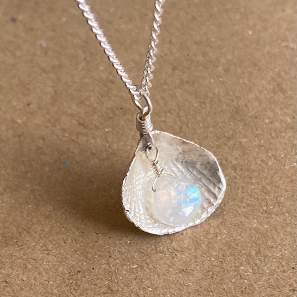 Silver shell necklace with Rainbow Moonstone briolette