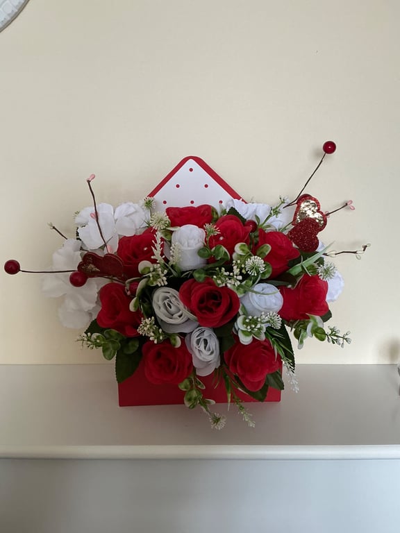 Red and white flower envelope box