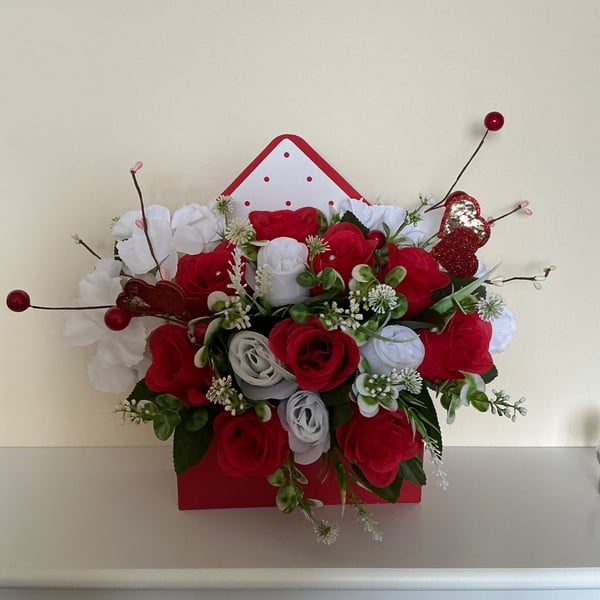 Red and white flower envelope box