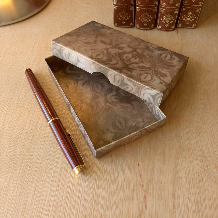'Rippled Allusion' - A handmade, ultra-thin, necklace gift box (Code: NBPARA)