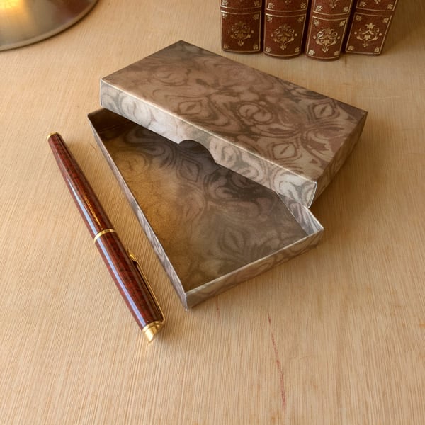 'Rippled Allusion' - A handmade, ultra-thin, necklace gift box (Code: NBPARA)