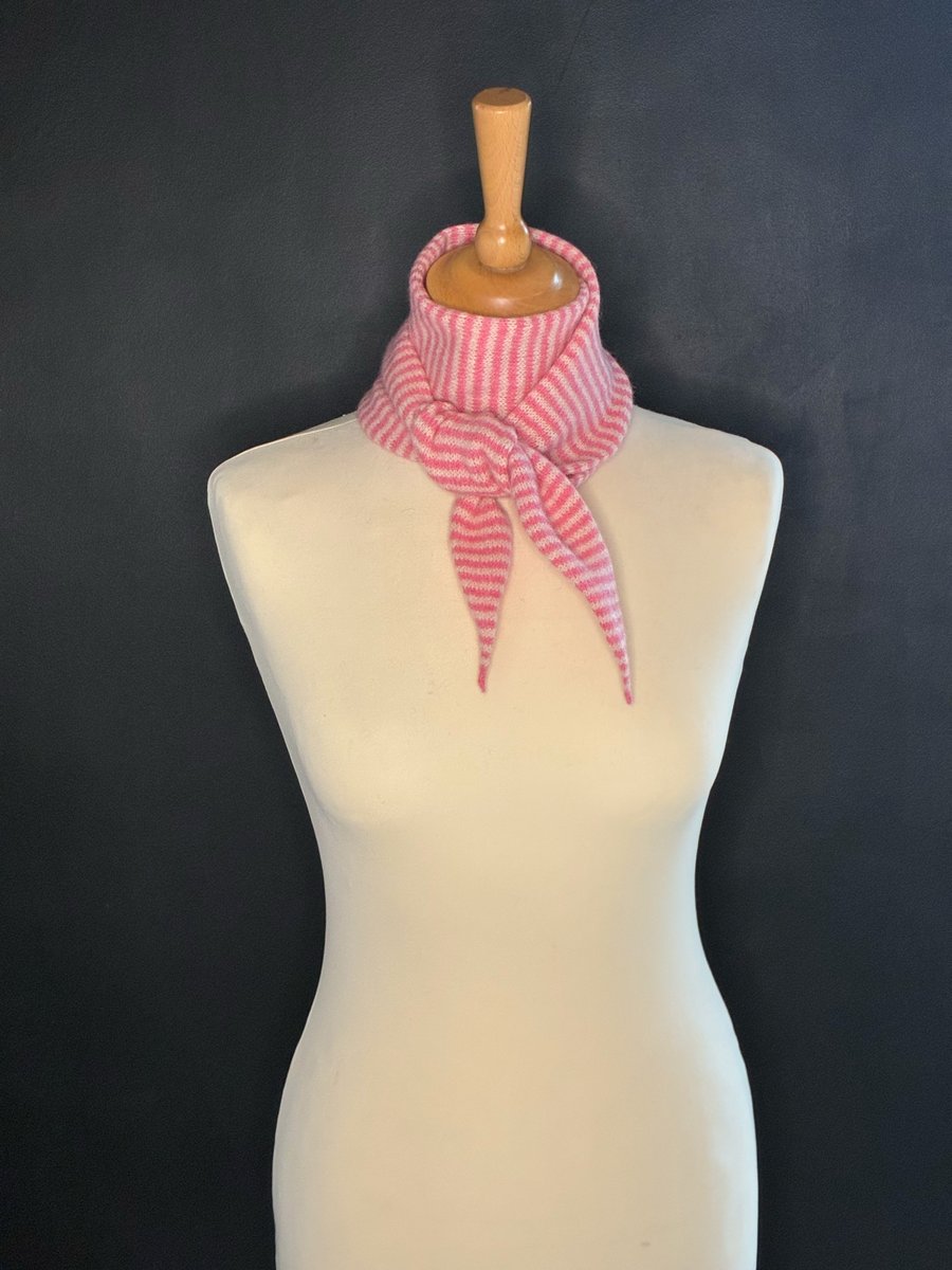 Pointy Scarf - Lipstick & Cream