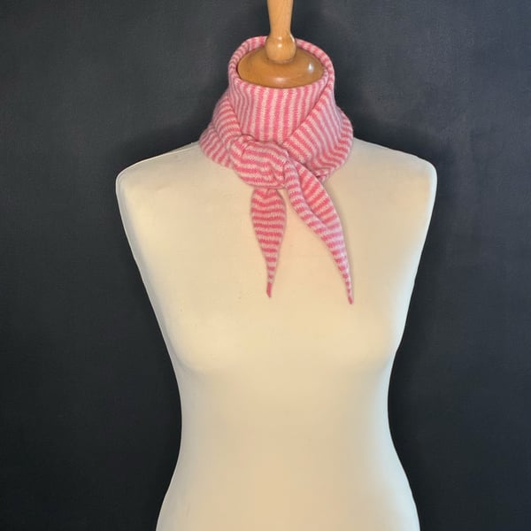 Pointy Scarf - Lipstick & Cream