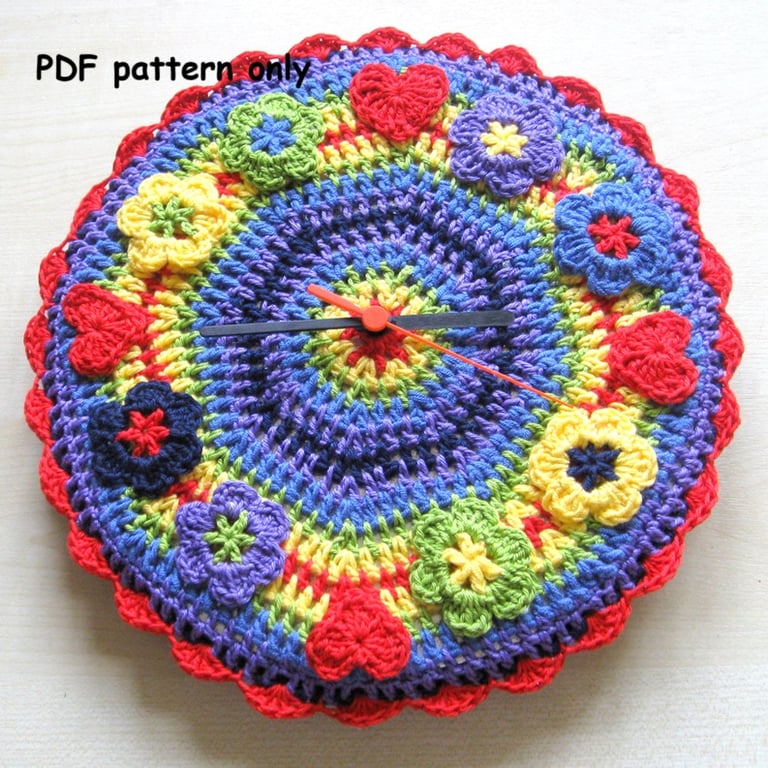Crochet clock pattern. Quirky clock crochet pattern. Photo tutorial.