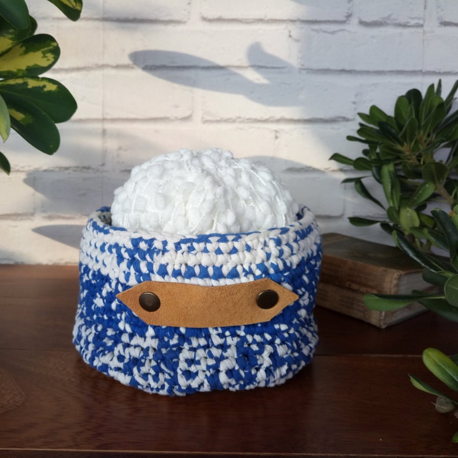 Crochet recycled yarn basket white-blue colours with camel suede leather handle