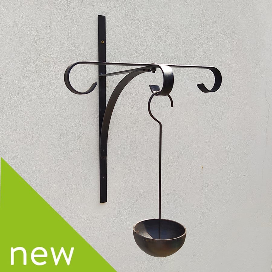 'Stewart' Triple bird feeder bracket with hanging bird feeder bowl