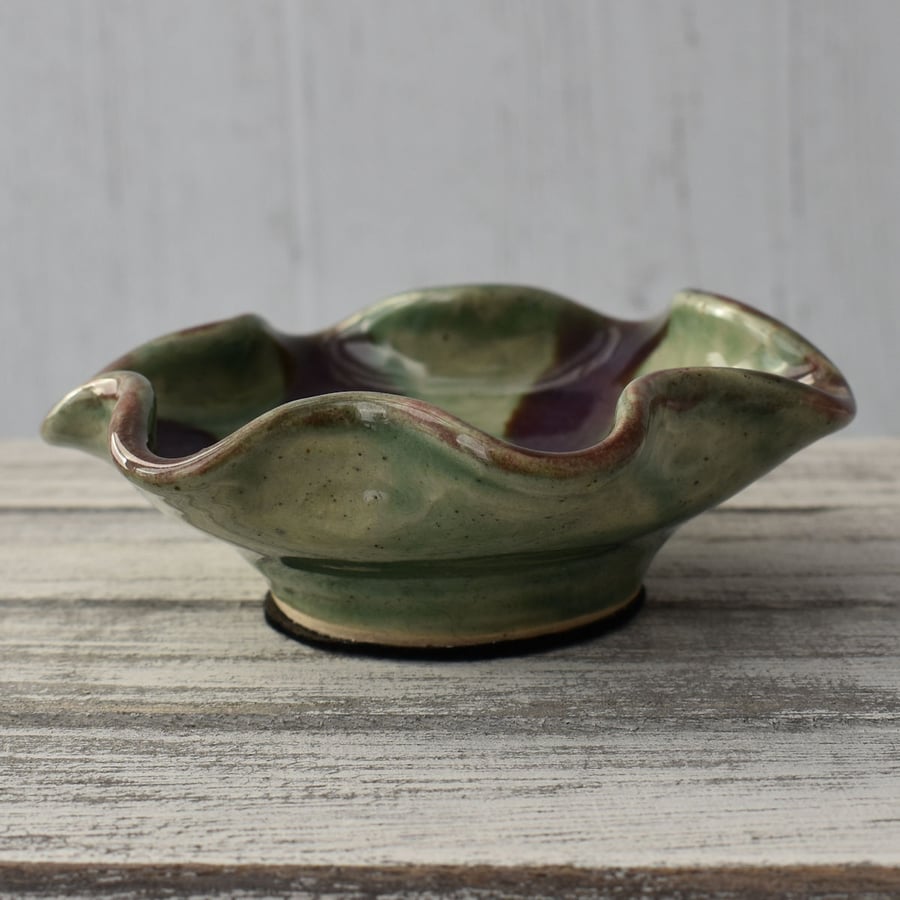 X08 Small flower shaped trinket dish