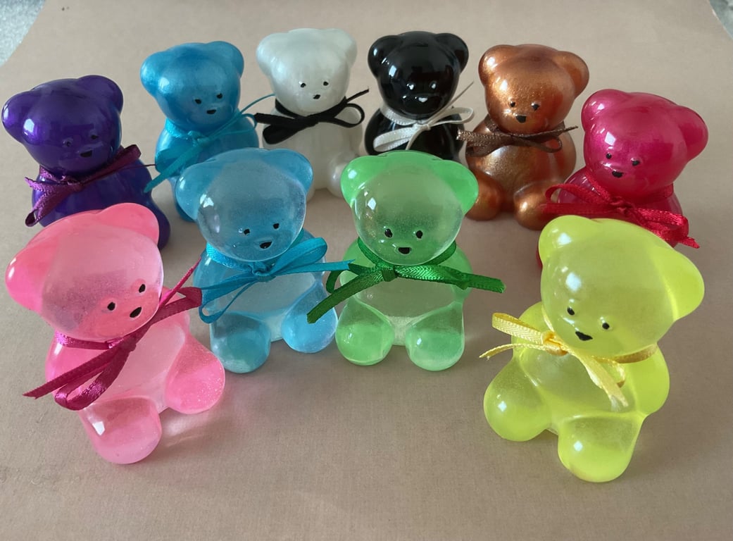 Resin bear figurine, statues, desk buddies, ornaments, pet hug