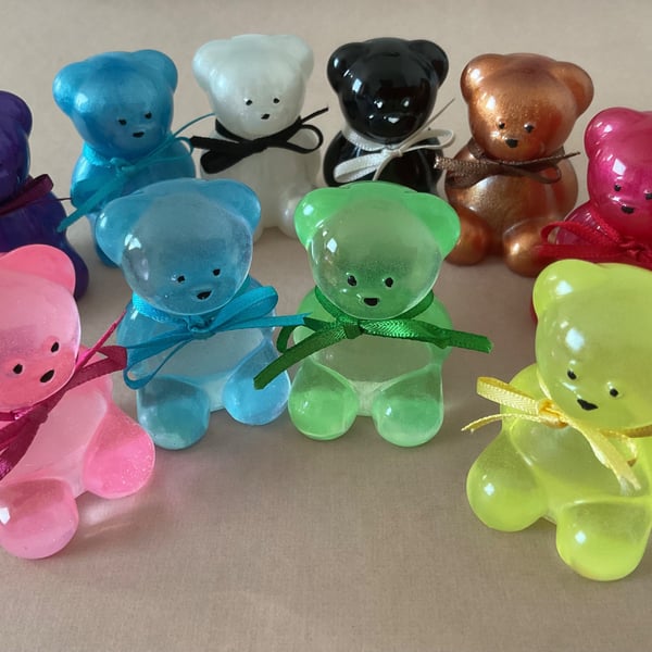 Resin bear figurine, statues, desk buddies, ornaments, pet hug