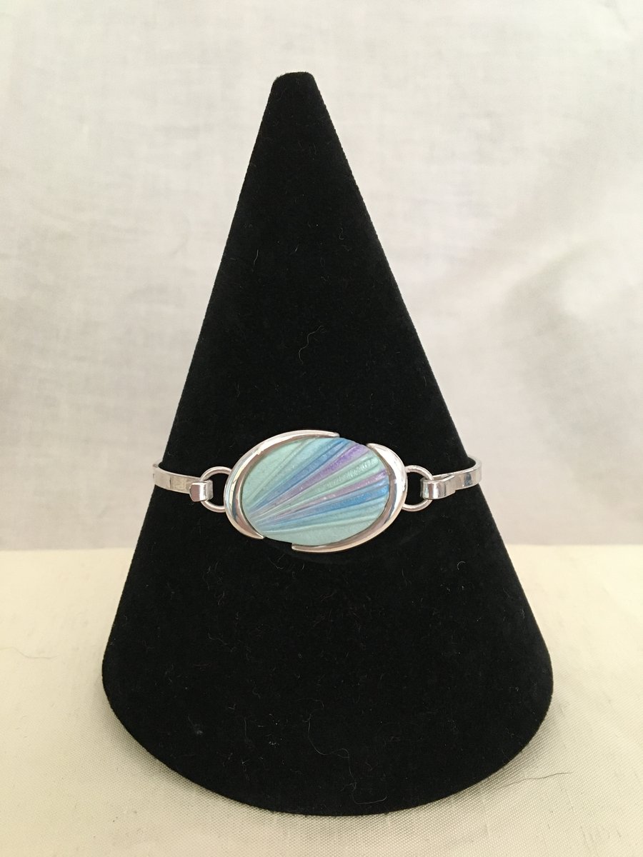 Beautiful Bangle with Mint Centre Design