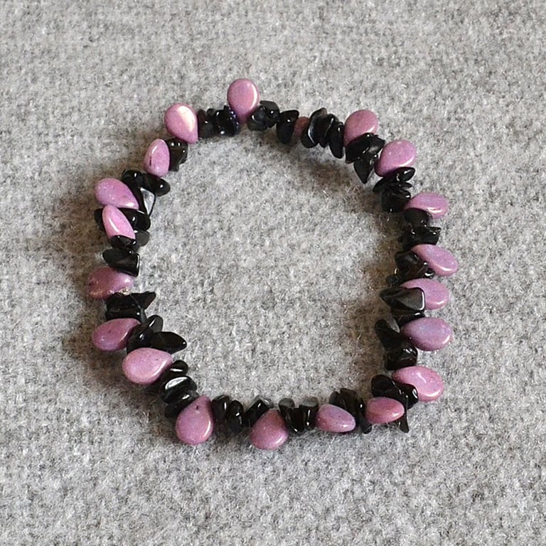 Black Crystal Chip with Iridescent Pastel Purple Pip Beads Elastic Bracelet