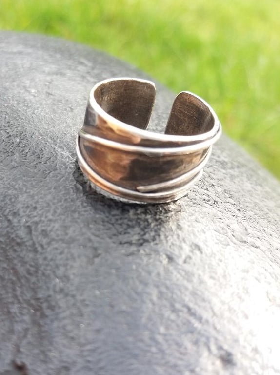 Lined band ring