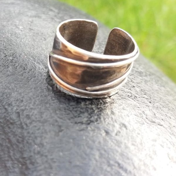 Lined band ring