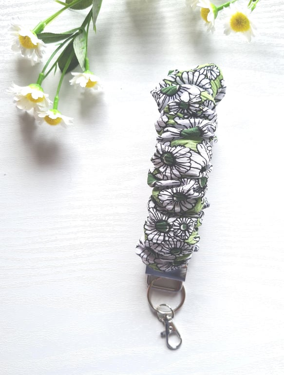 Handmade Green Daisy Scrunchie Wristlet Soft Fabric Key Fob (Gift)