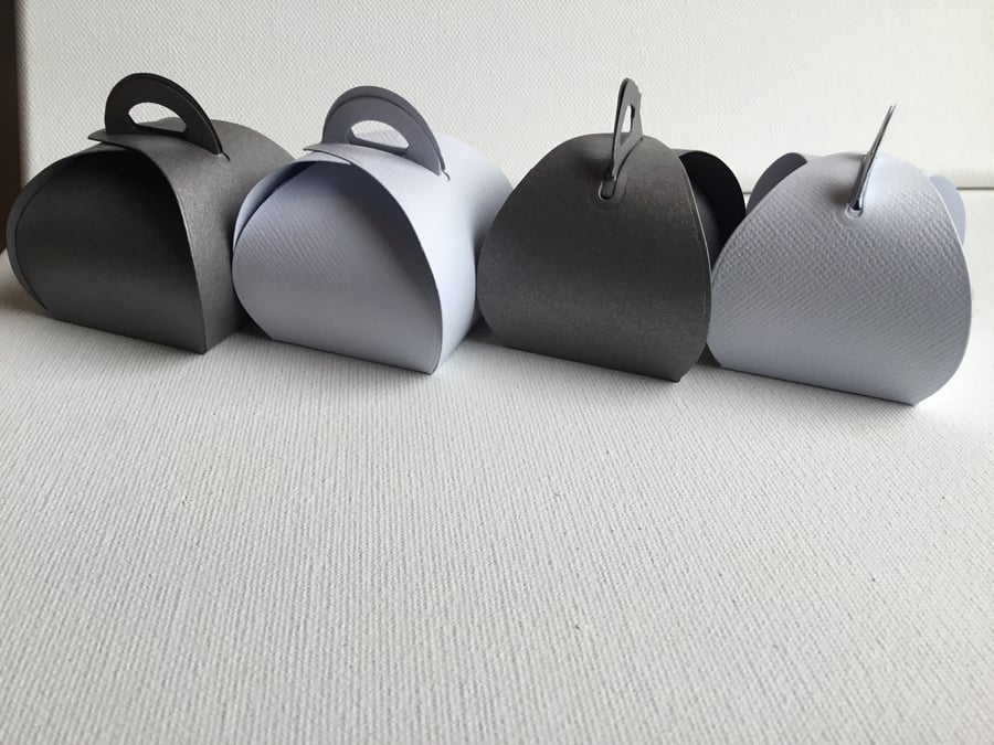 Gift bags. Pack of 4 gift bags. Pack of 4 gift boxes. Ref 027